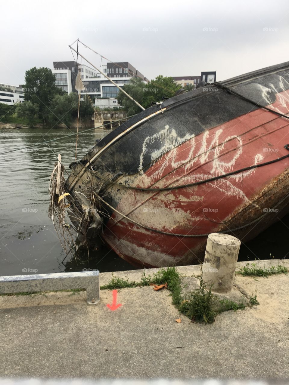 Péniche coulée sur la Seine 