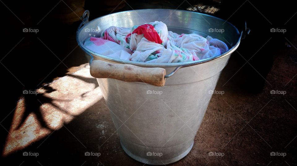 Balde com tecidos molhados.