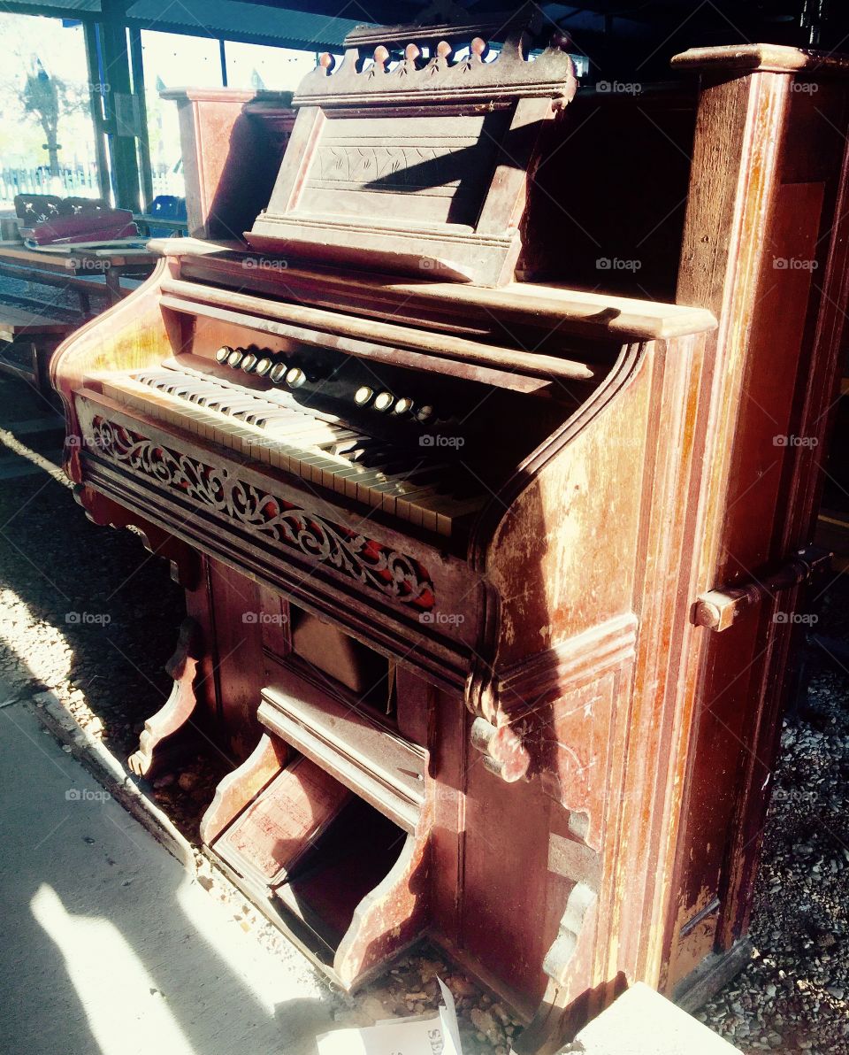 Side view piano 