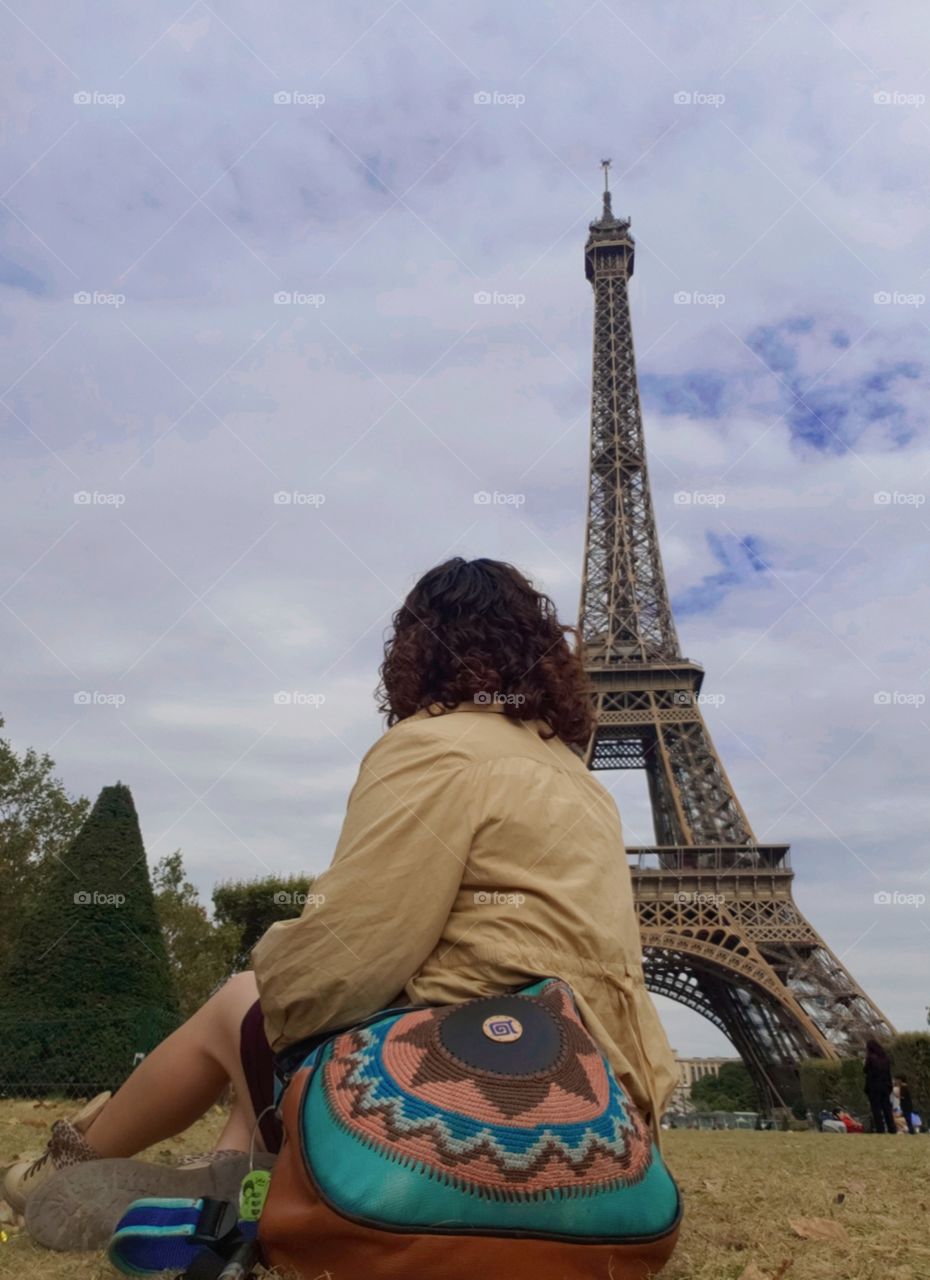 disfrutando de alcanzar un sueño viajero, mujer observando la torre Eiffel