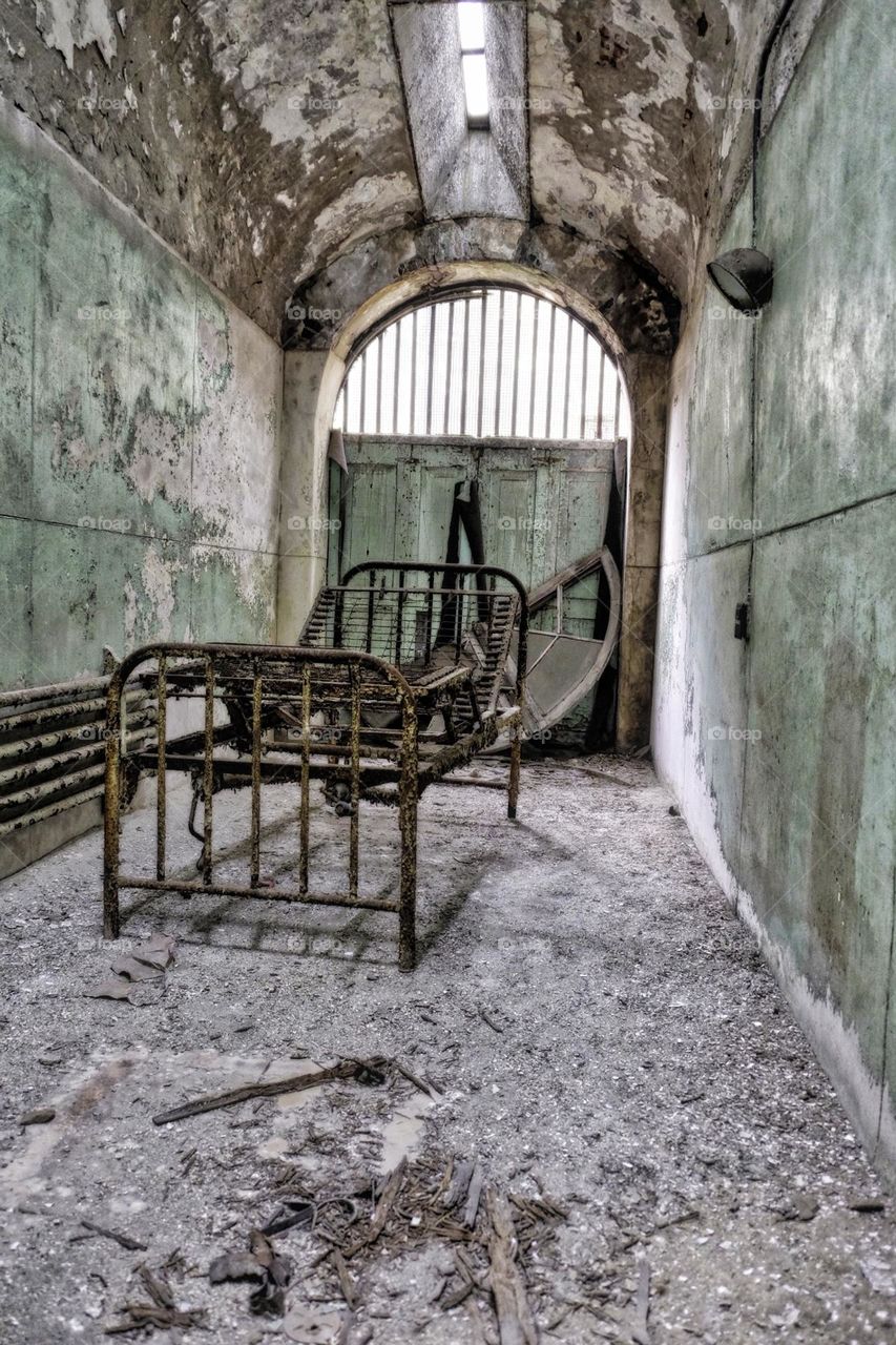 Bed in an abandoned prison, abandoned buildings, spooky abandoned prisons, Eastern State Penitentiary, abandoned penitentiaries, creepy places to visit 