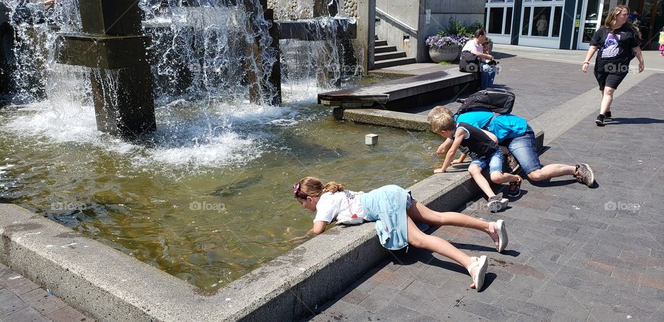 children treasure hunting at Seattle fountain