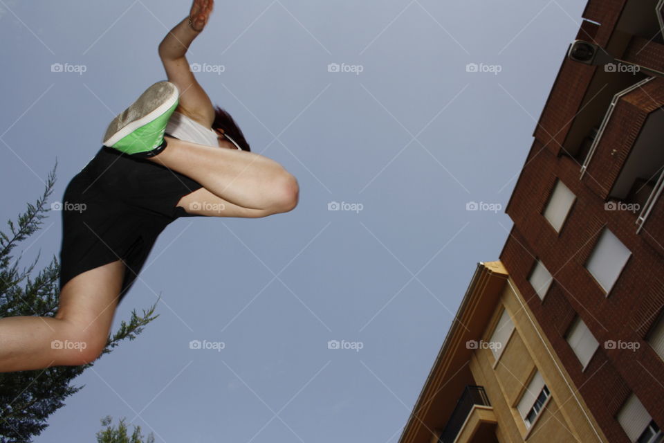 I jump out. As the main object I go out, the building and finally the tree. In the background you can see the blue sky.