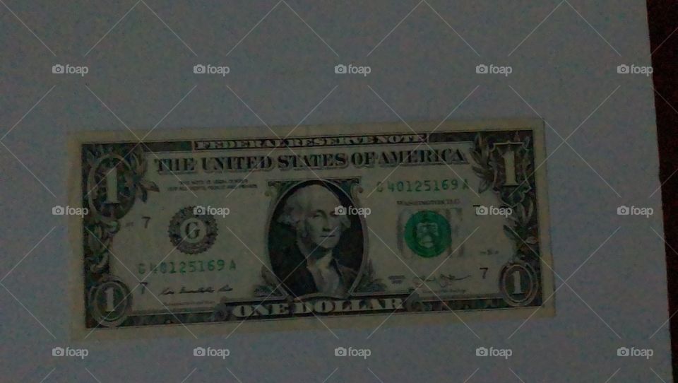 un billete a dollar bill