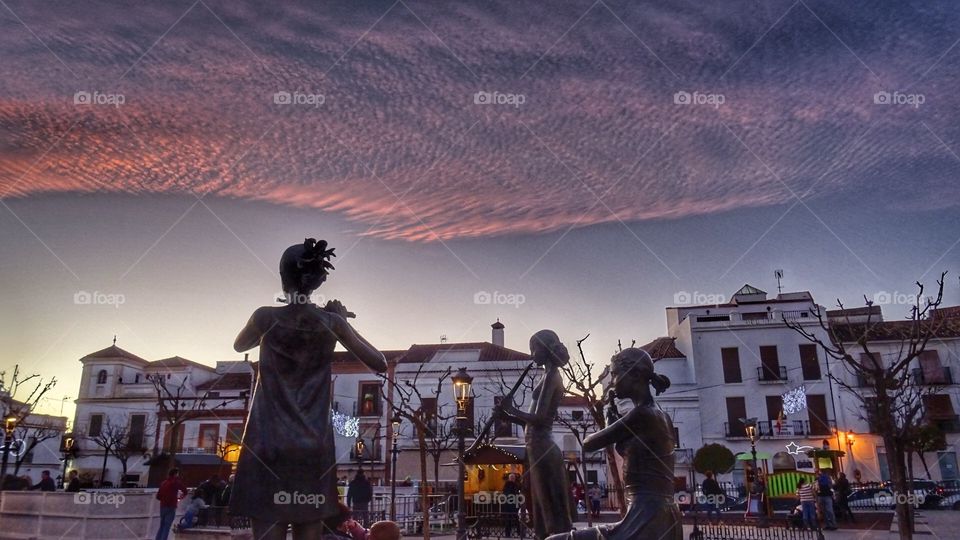 Silhouettes in the square when the day finish