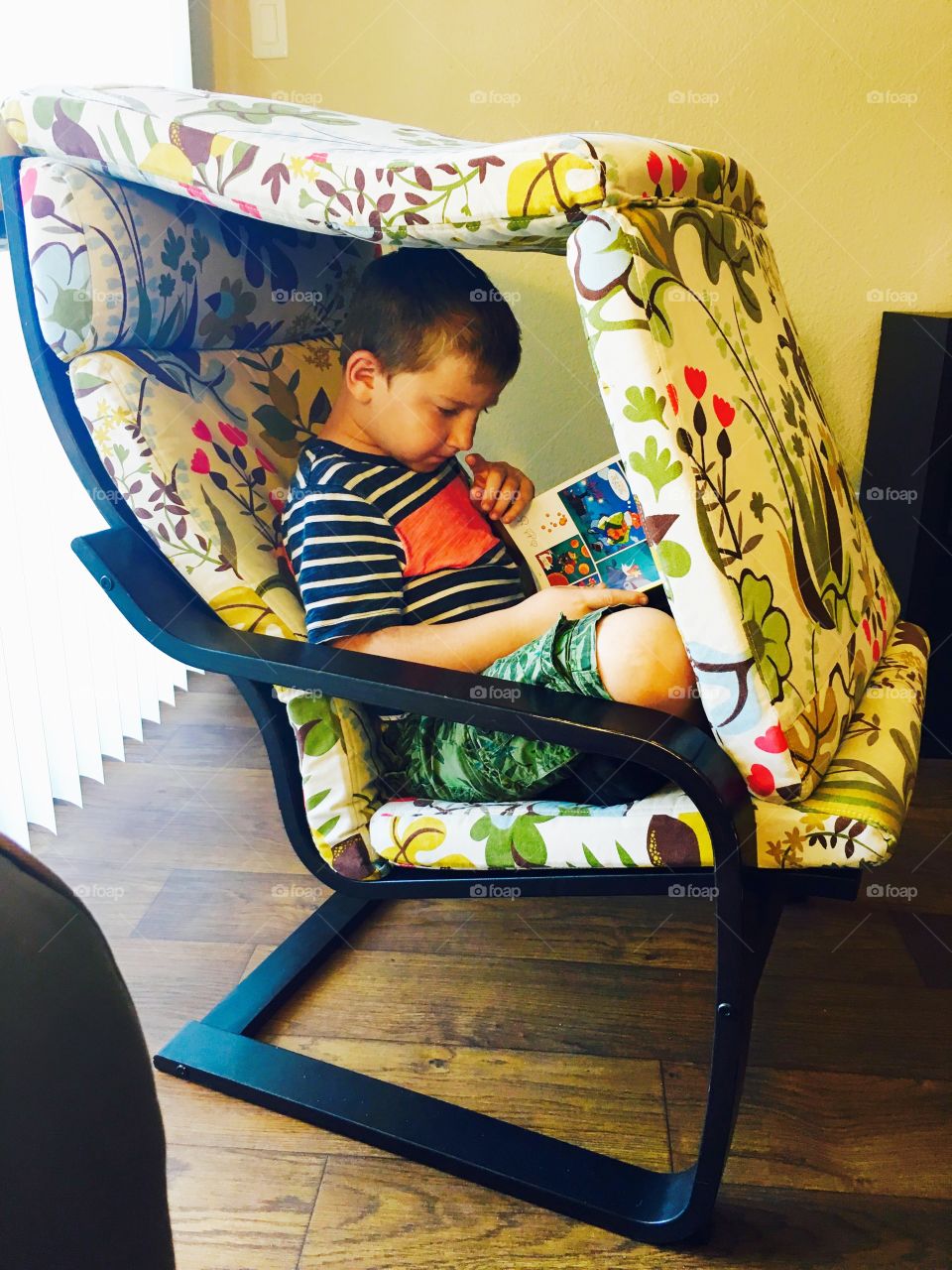 Don't we all need some personal space when we want to immerse in a book. We want no distractions, the world around us becomes invisible and we become a character in the story. This creative kid created a space of his own, a reading pod. 