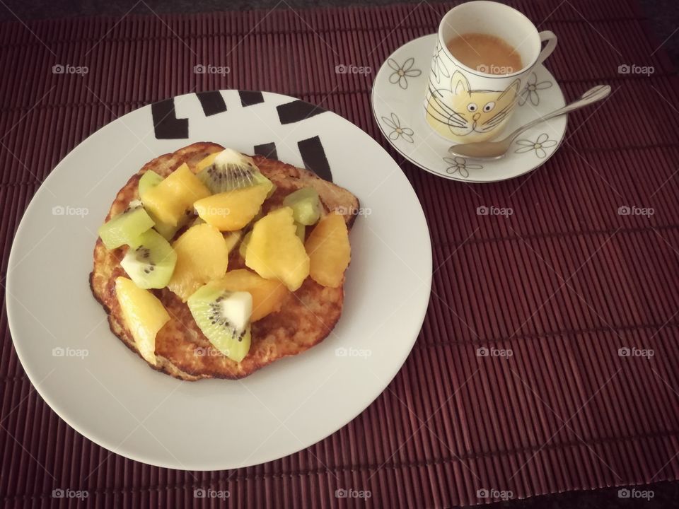 Banana pancake with kiwi, peach and coffee