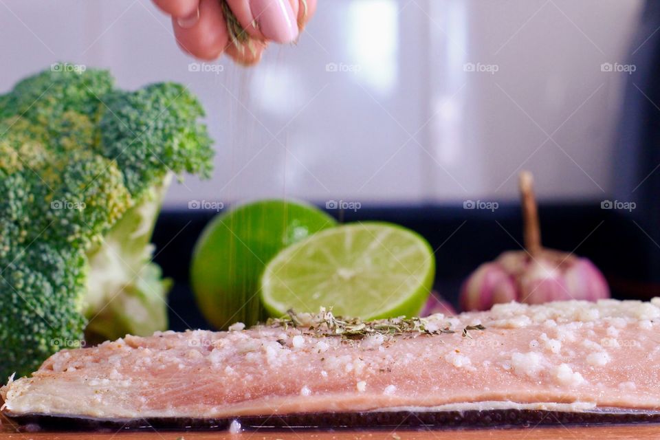 Salmon seasoned with lemon and garlic