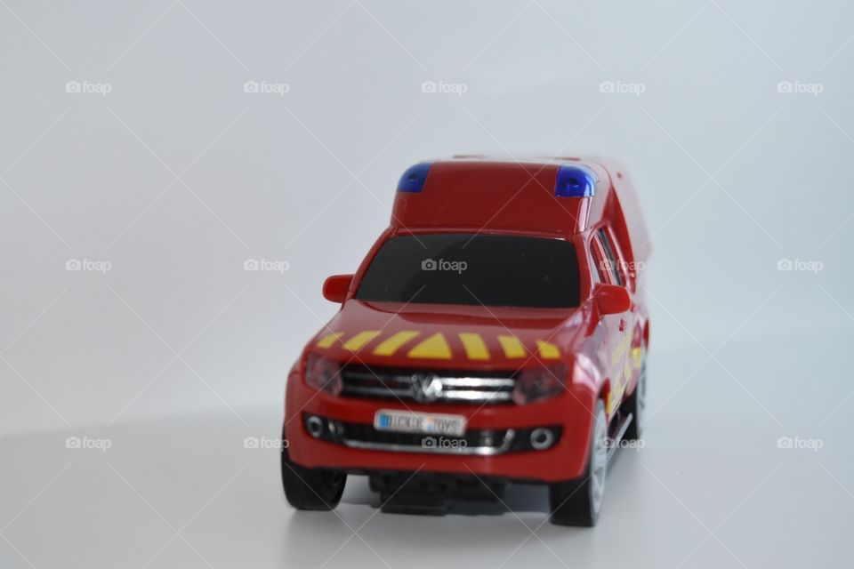 Toy emergency car