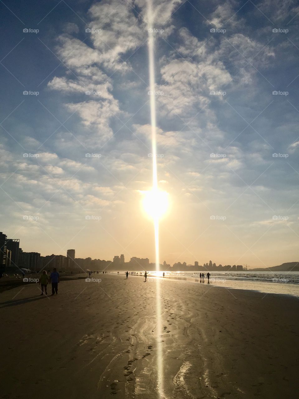 The beautiful morning sun at Gonzaga beach, in Santos.  See how the sand shines with the rays of light. / O sol da linda manhã na praia do Gonzaga, em Santos. Vejam como a areia brilha com os raios de luz. 