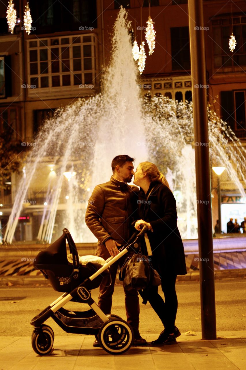 romantic moment at the fountain