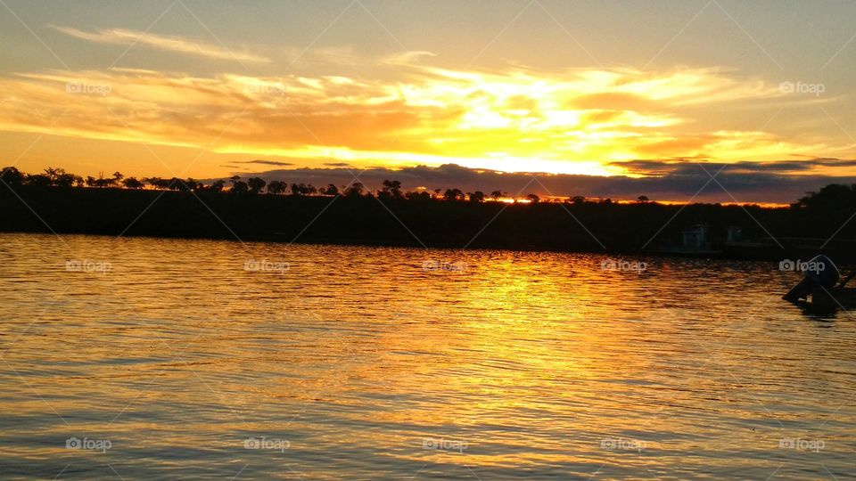 O pôr do sol na fluorescente cor laranja.