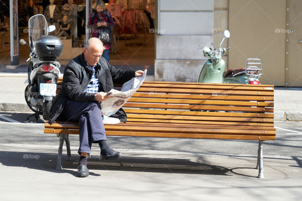 Reading the newspapers 