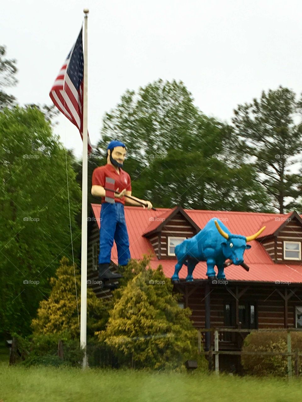Road trip seeing the American Flag at Paul Bunyan & Babe the Blue Ox Landmark! Outside statue displays.