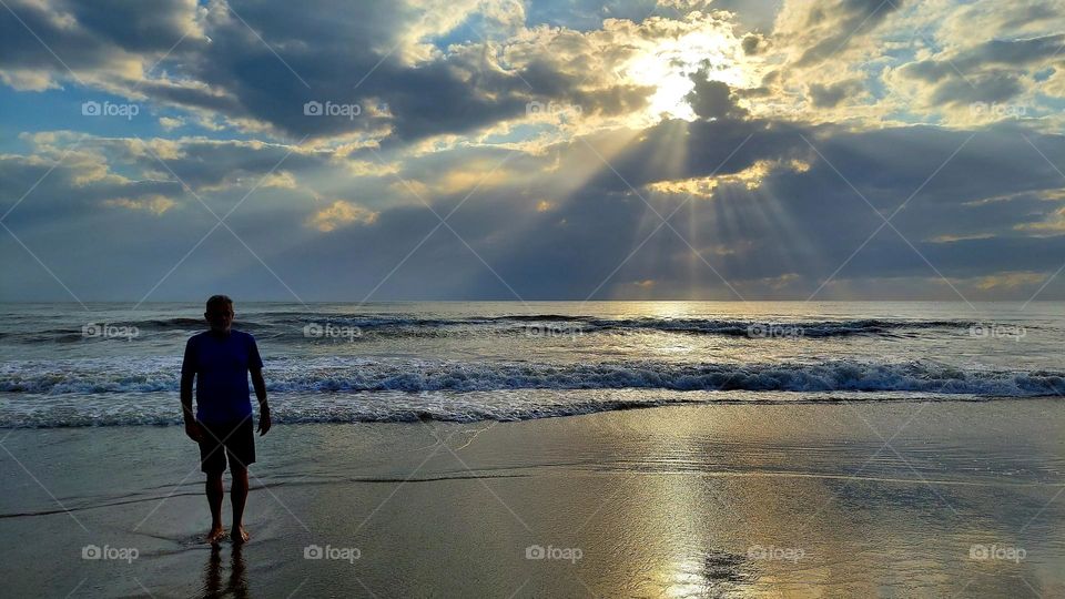 Lindo amanhecer à beira mar, encanta e provoca reflexão.