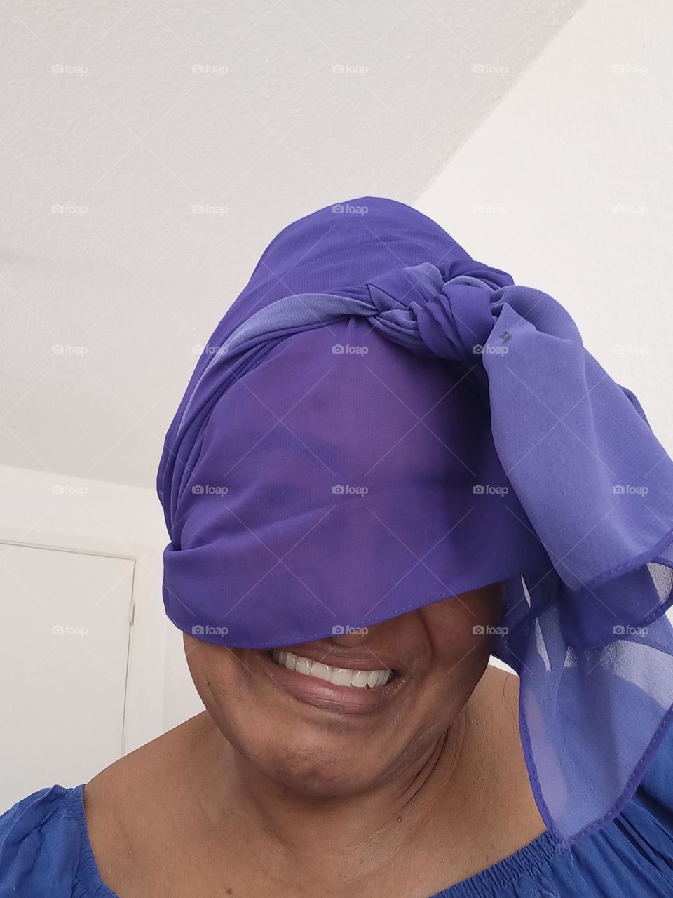 Alegria  ou felicidade? A alegria  é um sentimento momentâneo de contentamento. A felicidade é um estado de espírito, constante construído  por atitudes. Relembrar conquistas e momentos agradáveis, como  olhar fotos é uma forma de reviver felicidades