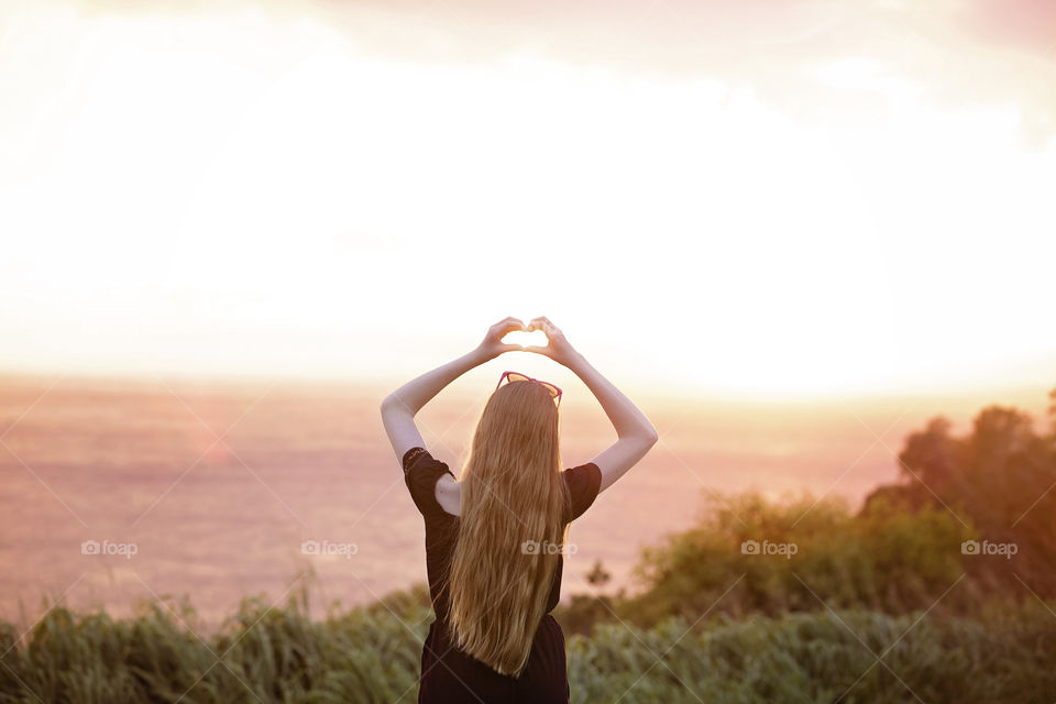 Wrap your fingers around this heartfelt sunset. Out in the north shore of Oahu 