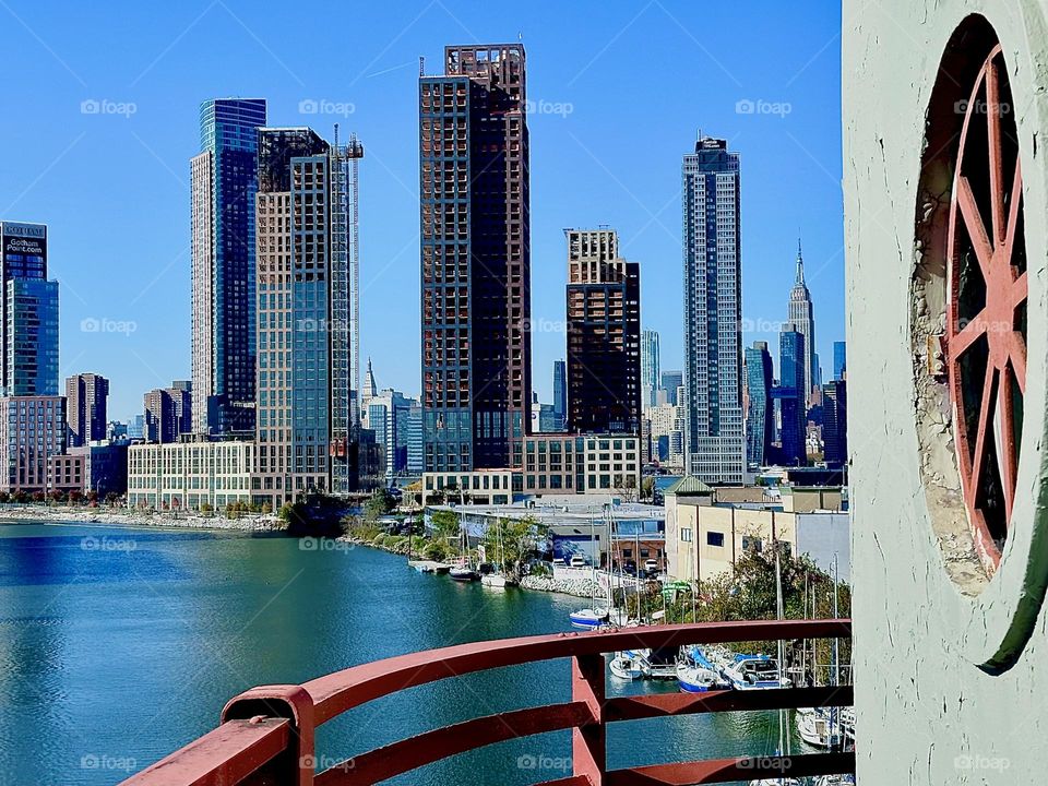 This is the absolutely gorgeous view from the pedestrian outpost on top of the „Pulaski Bridge“ at „Newtown Creek“ in LIC, Queens on a sunny Indian summer afternoon in early November 2023. „Manhattan“ is visible in the distance. Hypnotic Productions