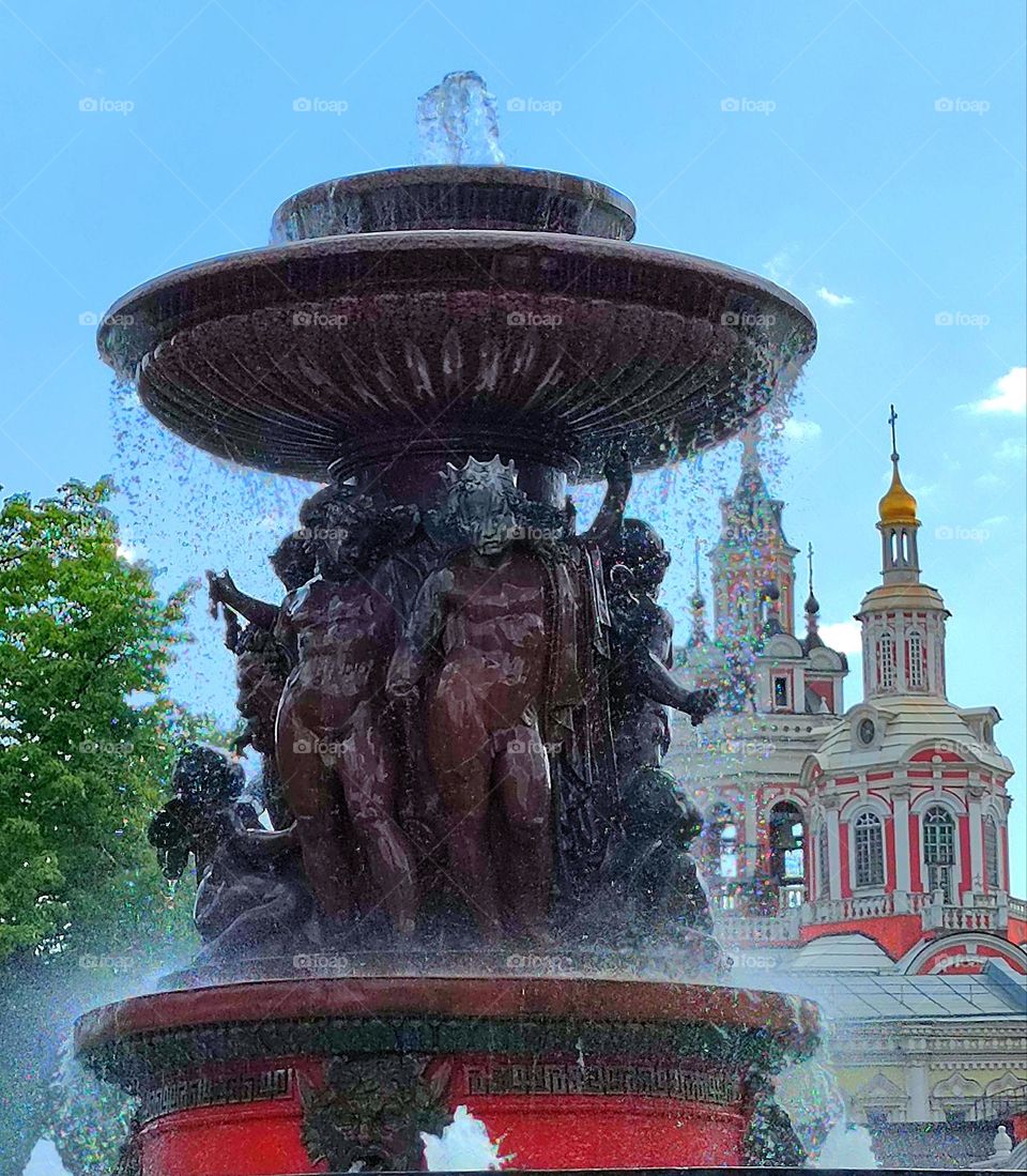 The Vitali Fountain is decorated with a bronze sculptural group depicting playing putti angels,which symbolize Poetry,Tragedy,Comedy and Music.On the sides are bowls filled with water from bronze lion heads.In the background of the dome of the church