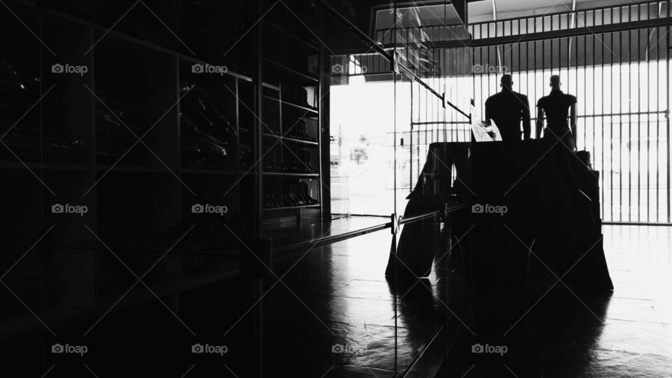 Salão, loja em preto e branco.