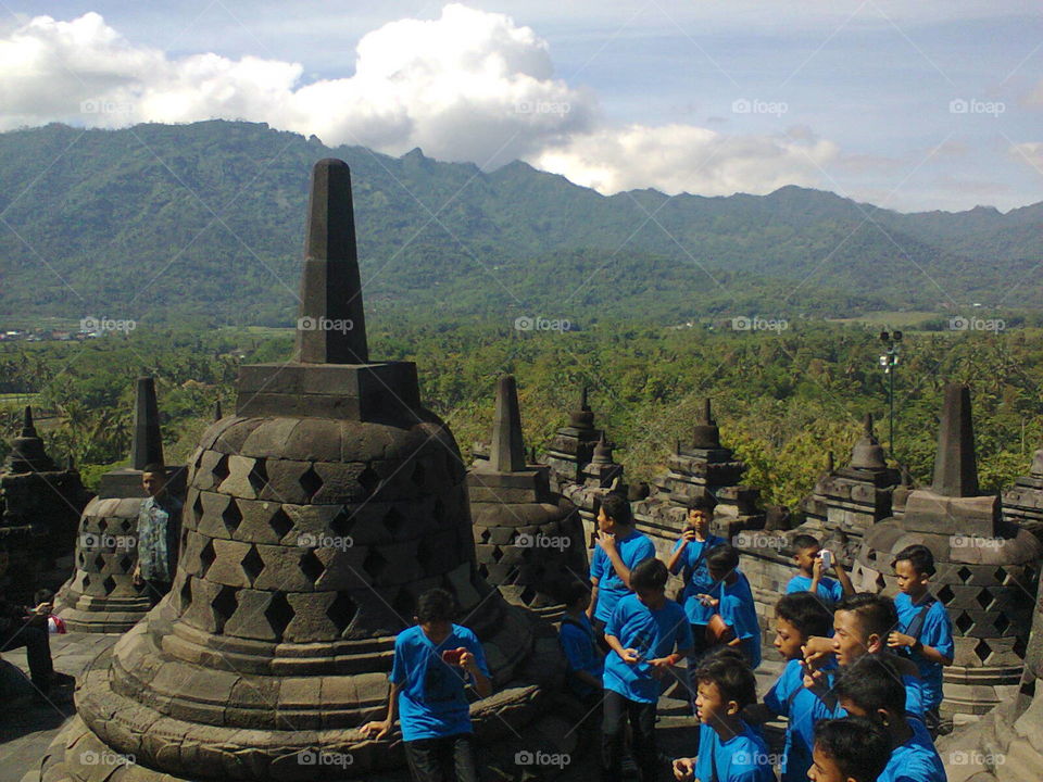 Stupa candi Borobudur..
Banyak wisatawan asing ataupun lokal yang ingin melihat dan menikmati keindahan Stupa" candi Borobudur sampai di atas candi Borobudur.