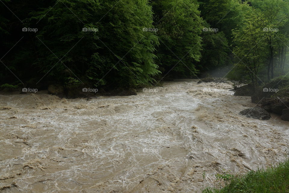 La Dranse en crue après des pluies diluviennes au printemps (Alpes du Nord, France)
