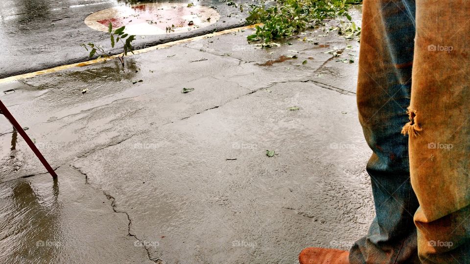 Calçada molhada.