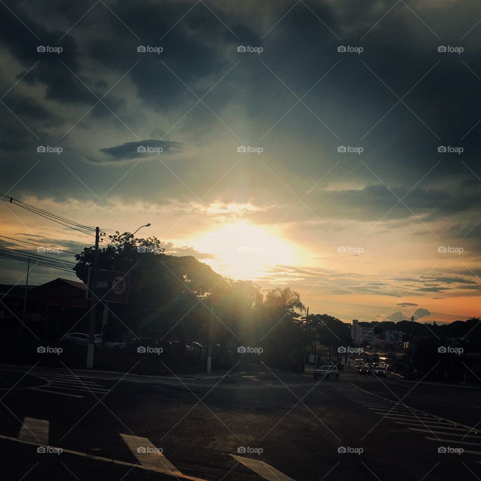 Em #Itupeva, 19h15! Com essa #paisagem do #entardecer, impossível não tirar uma #foto.
🌄
#fotografia #sol #sun #sky #céu #nature #horizonte #natureza #landscape #inspiração #mobgrafia #XôStress
#FotografiaÉNossoHobby 