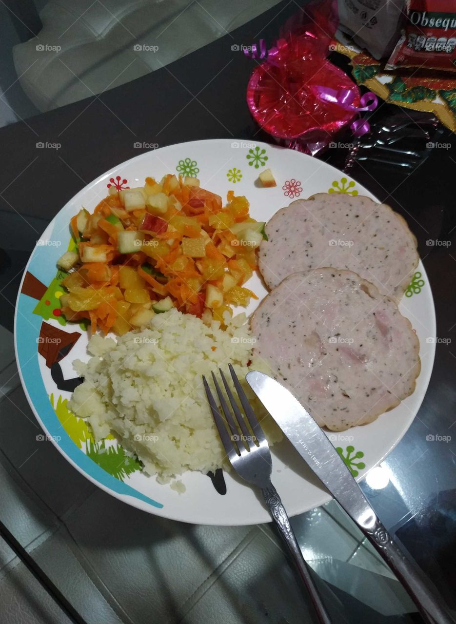 Para la cena un buen jamón de pavo, acompañado con ensalada de frutas y arroz.