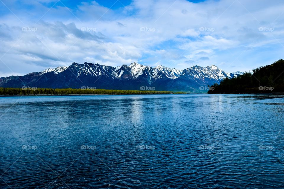 A beautiful mountain view with the Knik River 