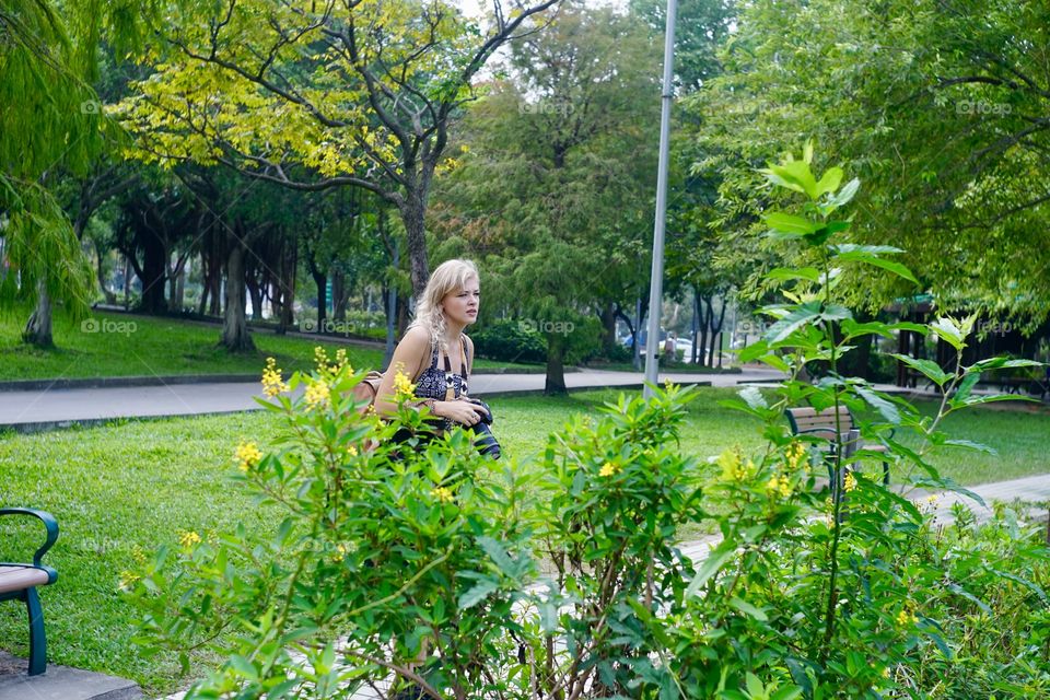 金髮 美女 攝影師 出沒 台灣 Blonde Beauty Photographer Bijin girl in a park Taiwan