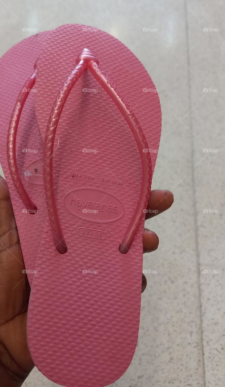 Chinelos  cor-de-rosa delicados, beleza, suavidade e  graciosidade , são características  do universo feminino. Chinelos Havaianas,  o ideal para qualquer  ocasião,  firmes nos pés e no chão.  Não  escorregam
