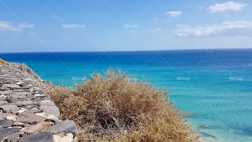 View of beautiful turquoise sea on a sunny day in Fuerteventura, Canary Islands Spain -  utsikt över vackert turkost blått hav i sol , Kanarieöarna Spanien  