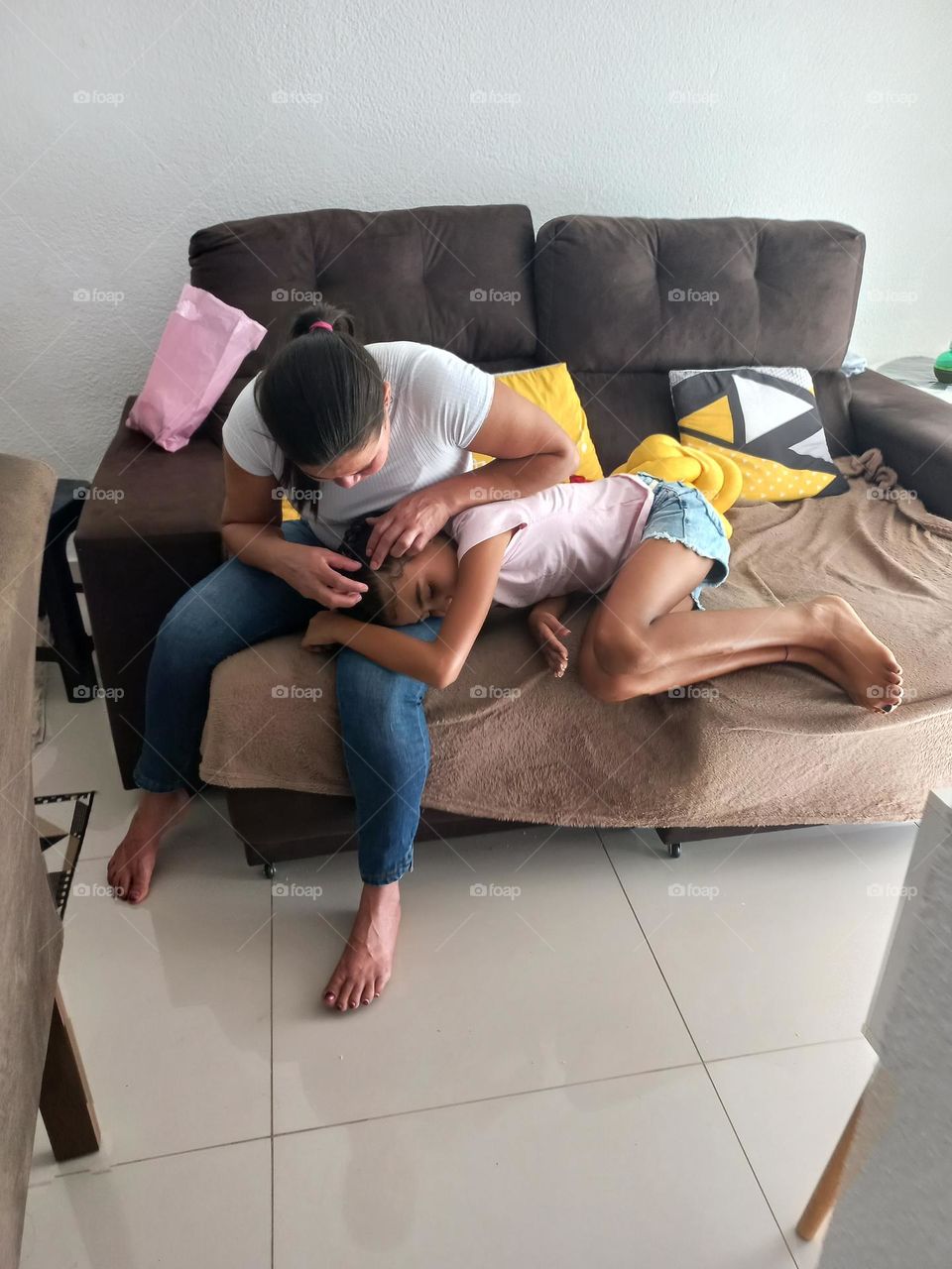 Colo de mãe: aconchego, conforto, carinho, cuidado; refere-se ao ato de oferecer apoio, afeto, proteção  e, é essencial  para o desenvolvimento  físico,  emocional e psíquico das crianças