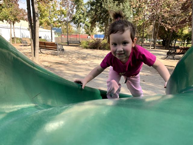 Niña feliz jugando